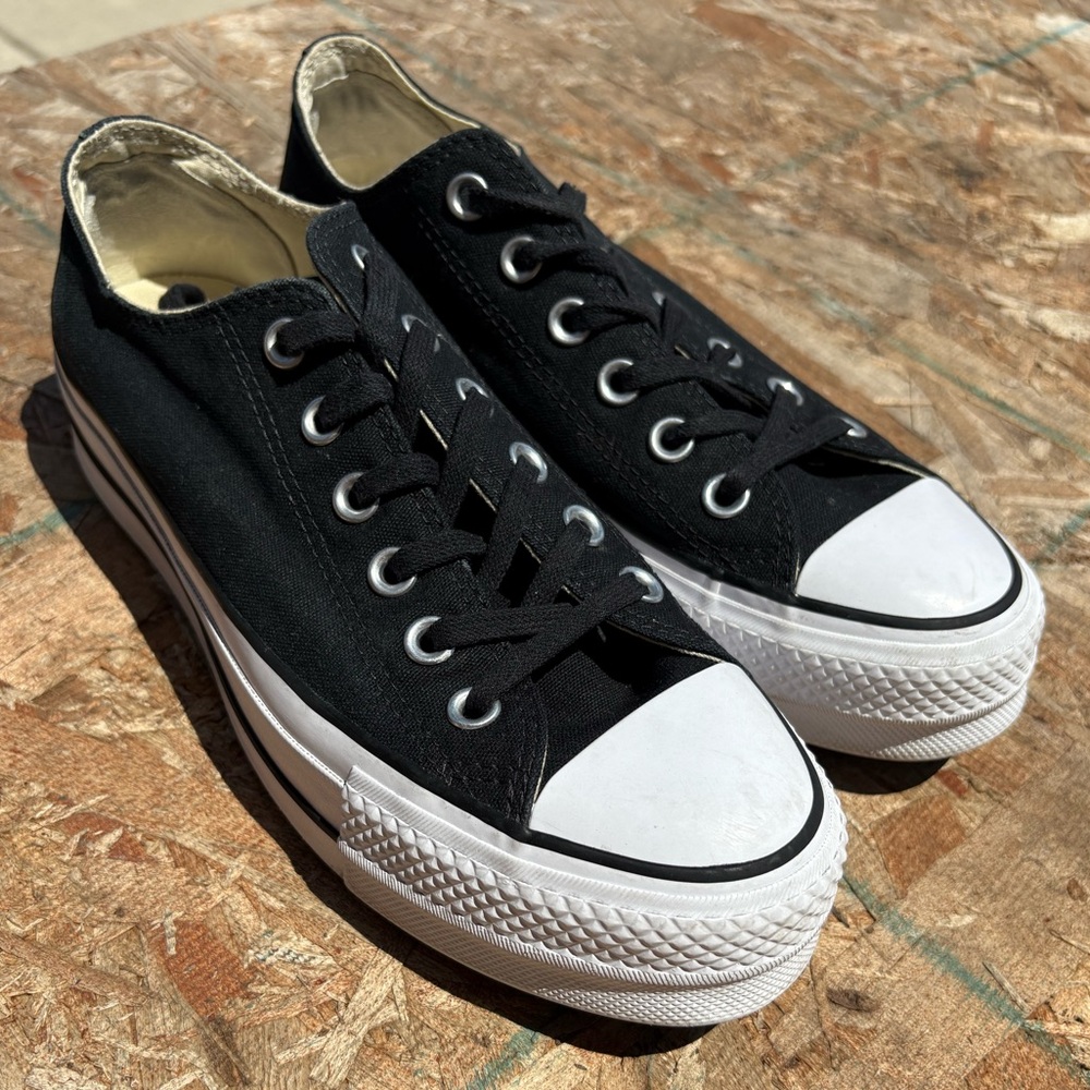 Converse Classic Black Canvas Sneakers. Great condition- Sz 8 women’s - Picture 2 of 12